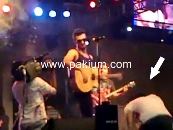 Atif Aslam pushes back the fan expo center lahore 25th june 2011