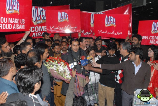 Aisam gets warm welcome at Karachi Airport