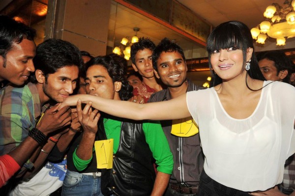 Veena Malik recieved 137 kisses on her hand - 9