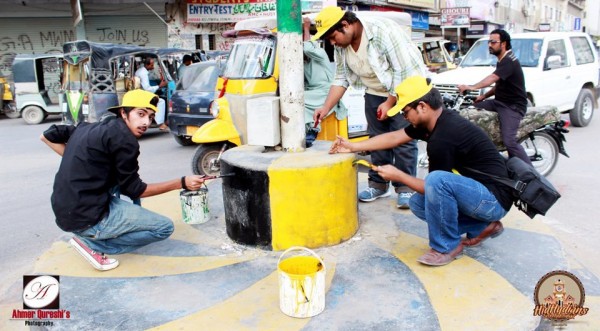 Dirt Wiper painting the Signal near Gul Centre Hyderabad