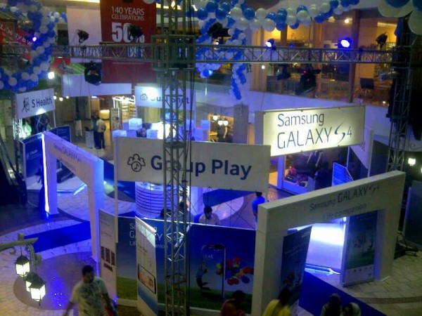 Samsung Galaxy S4 branding in Mall of Lahore