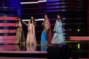Bushra Ansari performing with other Pakistan Idol Contestants