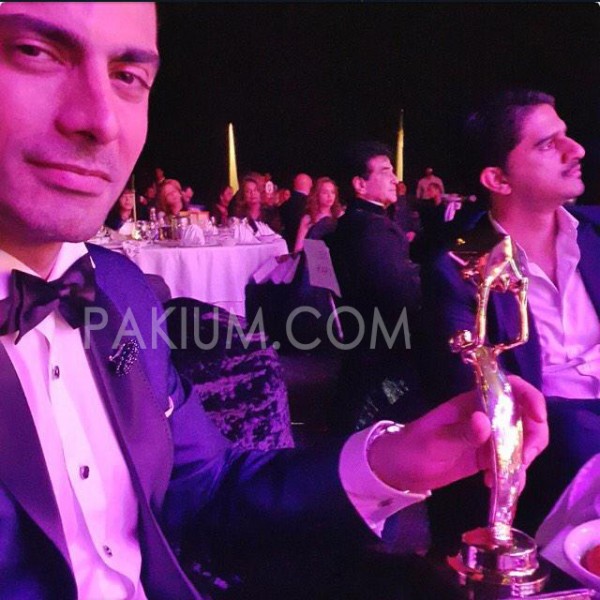 fawad-khan-with-best-bollywood-debut-award