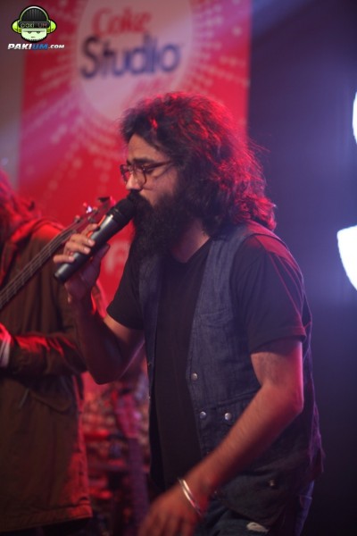 jimmy-khanasrar-and-sara-haider-perform-in-coke-studio-gigs-2015 (10)