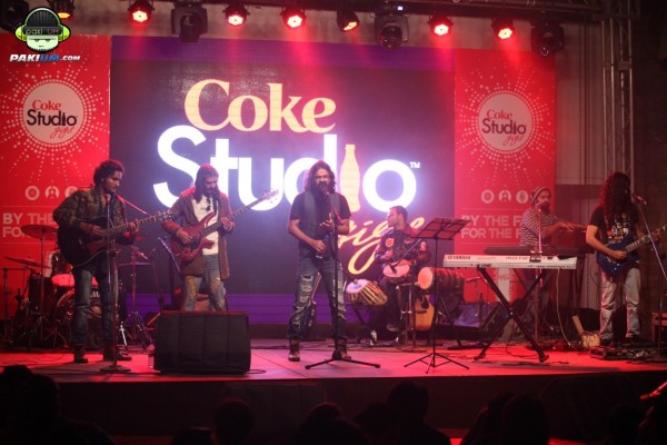 jimmy-khanasrar-and-sara-haider-perform-in-coke-studio-gigs-2015 (11)