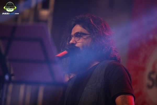 jimmy-khanasrar-and-sara-haider-perform-in-coke-studio-gigs-2015 (13)