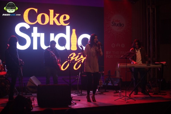jimmy-khanasrar-and-sara-haider-perform-in-coke-studio-gigs-2015 (9)