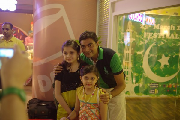 Alyy Khan with his kids