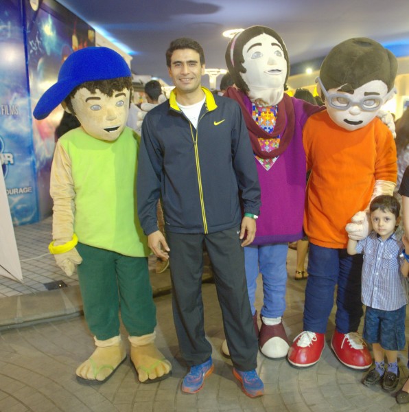 Farhan Ali Agha with 3 Bahadur Mascots (1)