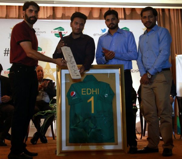 pakistani-cricketers-supporting-Edhi